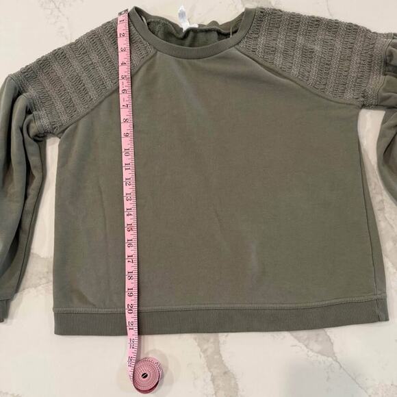 Cable & Gauge Cropped Sweatshirt Womens Medium Smocked Shoulder Army/Olive Green - Picture 8 of 8